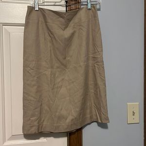 2003 BR pencil skirt measures 15 across and 24 in length. In good condition